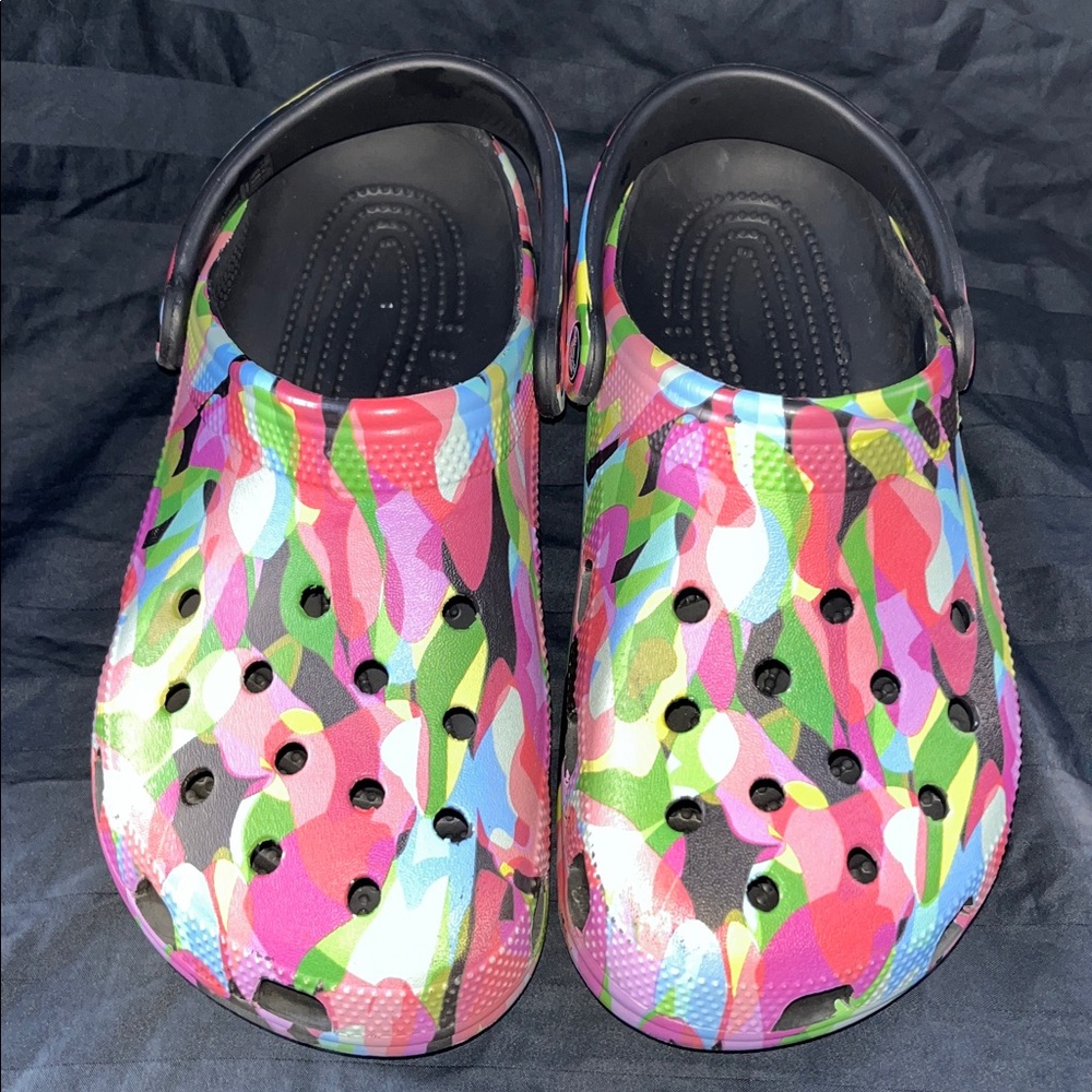Women’s Size 8 MULTICOLORED CROCS Men’s Size 6 - Picture 3 of 7
